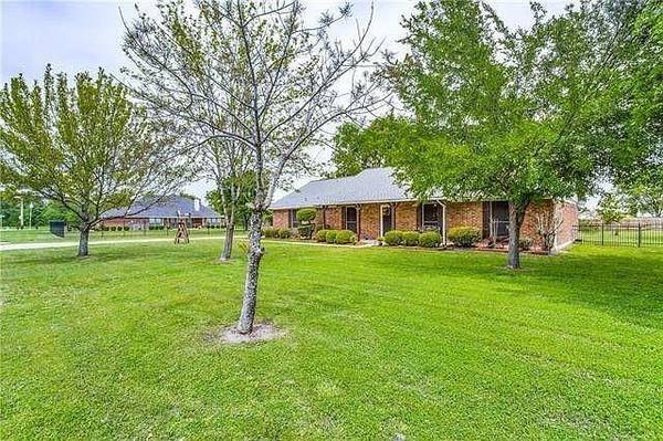 405 Pin Oak Drive, Terrell, TX 75161