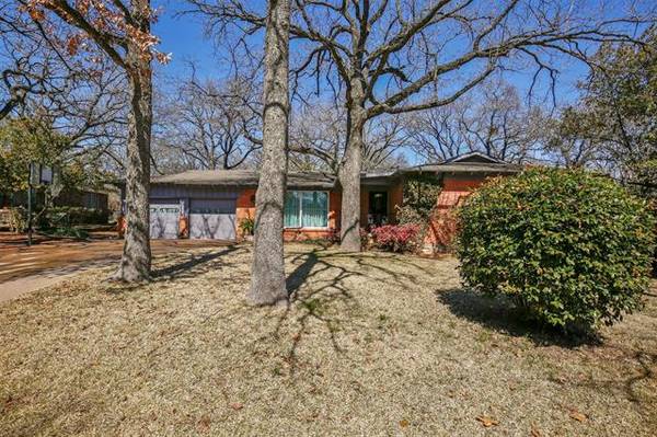 604 Oakwood Avenue, Hurst, TX 76053