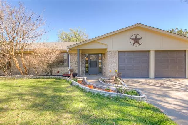 301 Saddleview Court, Granbury, TX 76048