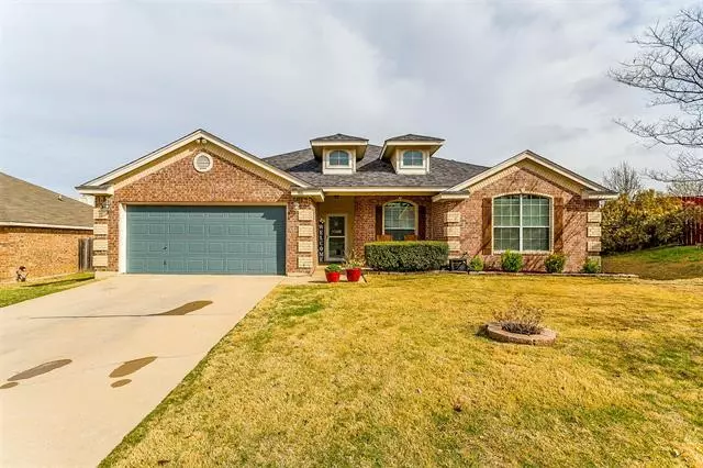 900 Joshua Drive, Burleson, TX 76028