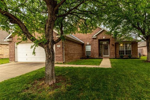 5304 Fox Run Drive, Watauga, TX 76137