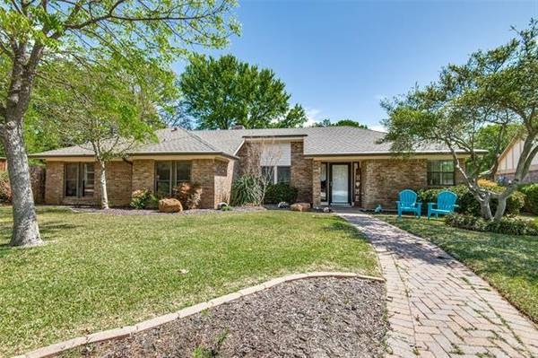 6 Whispering Vine Court, Grapevine, TX 76051