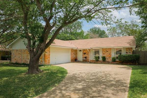 922 Ravencroft Drive, Garland, TX 75043