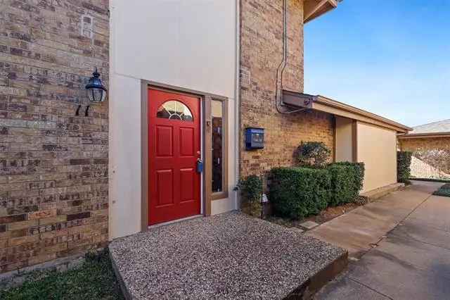 11 Park Lane, Bedford, TX 76021