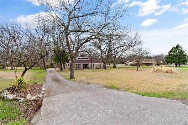 116 Meadowbrook Drive, Oak Leaf, TX 75154