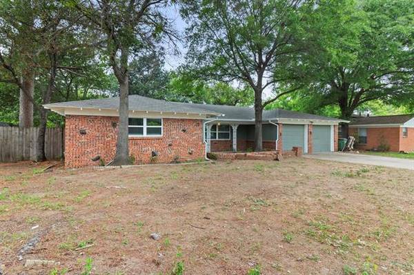 1033 Cavender Drive, Hurst, TX 76053