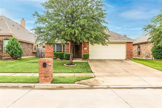 8704 Glenburne Drive, Fort Worth, TX 76131