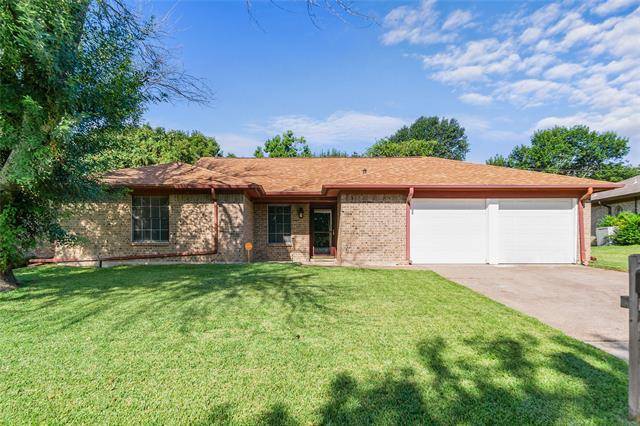 5811 Crestwood Circle E, North Richland Hills, TX 76180