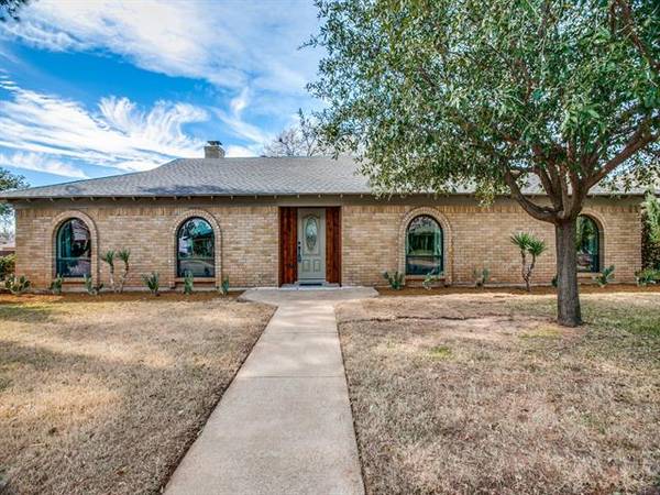 2702 Whispering Trail Circle, Pantego, TX 76013