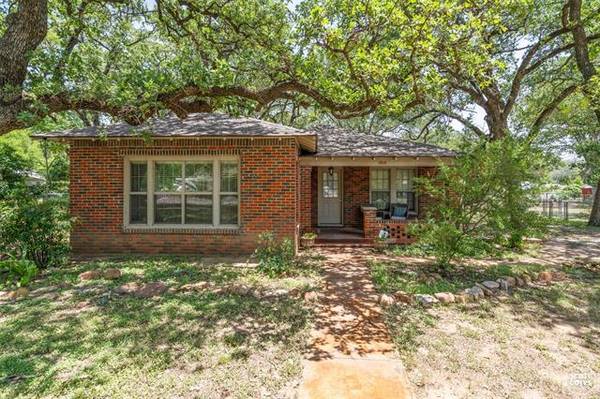 1810 11th Street, Brownwood, TX 76801