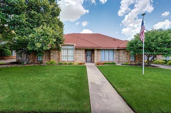 833 Saddlebrook Drive S, Bedford, TX 76021