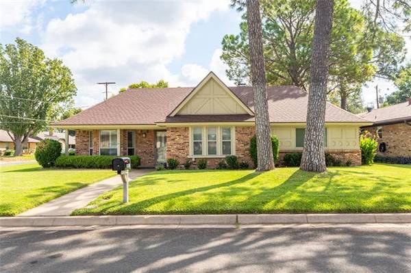 2511 Radcliffe Drive, Arlington, TX 76012