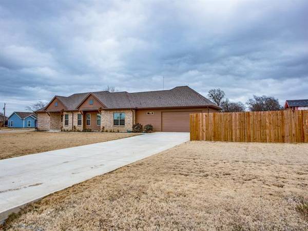 415 N Montague Street, Pilot Point, TX 76258