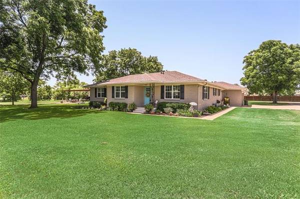 5402 S Robinson Road, Grand Prairie, TX 75052