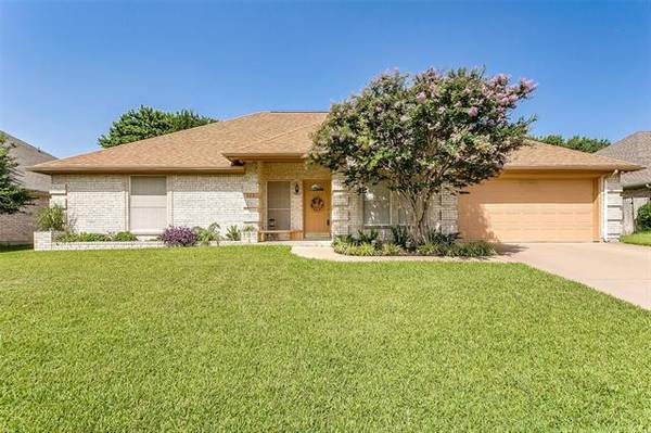 320 Woodcrest Drive, Saginaw, TX 76179