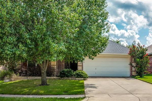 2940 Greenway Drive, Burleson, TX 76028