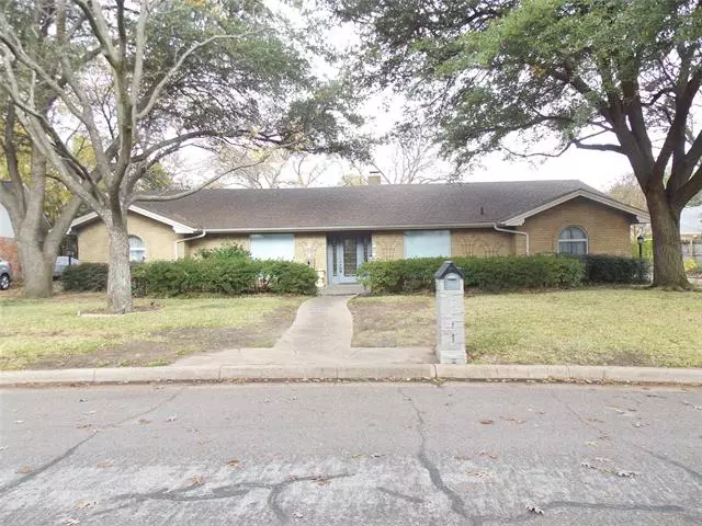 2902 Kircaldy Court, Arlington, TX 76015