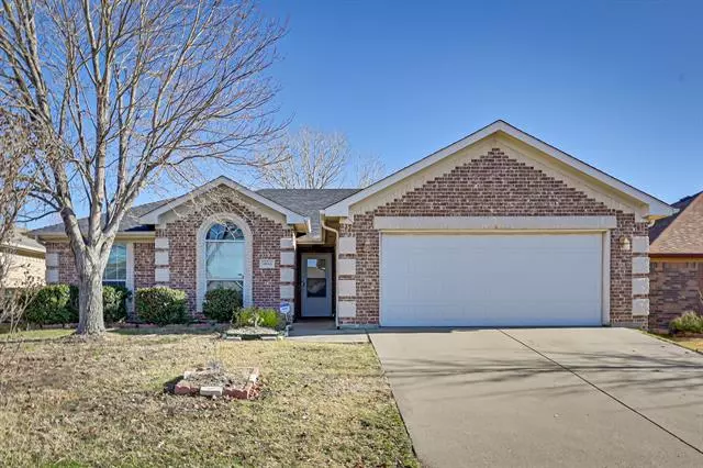 8015 Splitrail Court, Arlington, TX 76002