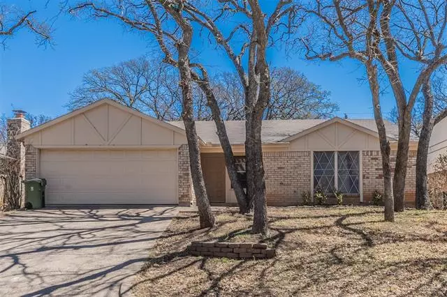 4715 Crestmont Court, Arlington, TX 76017