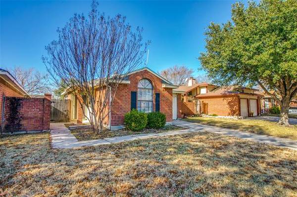 6727 Poppy Drive, Fort Worth, TX 76137