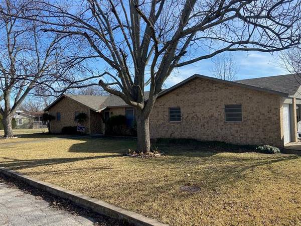 410 W Paine Avenue, Comanche, TX 76442