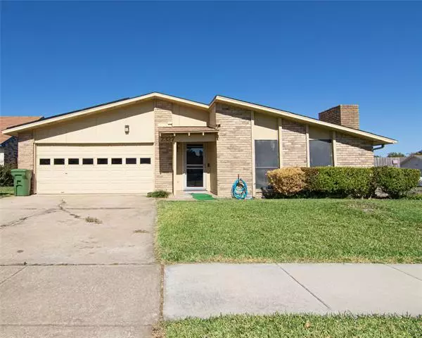 2327 Pennington Drive, Arlington, TX 76014