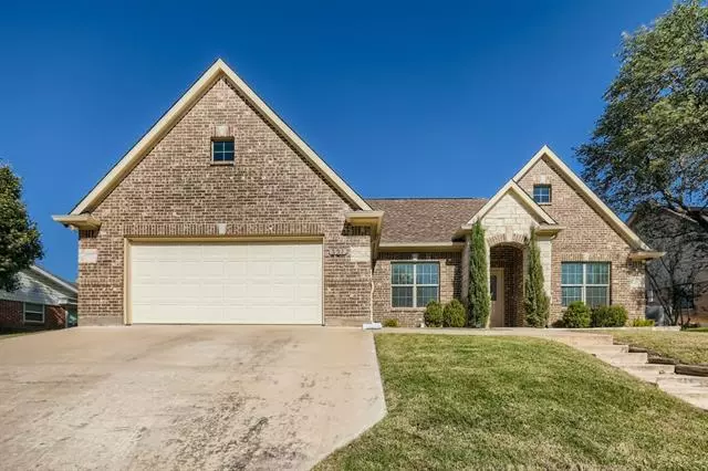 321 Somerset Circle, Bedford, TX 76022