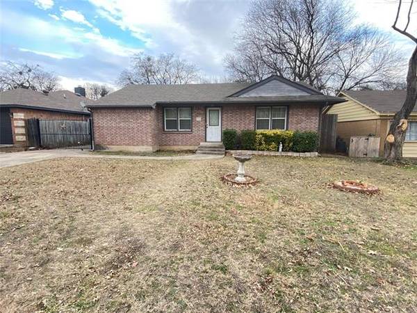 936 Yale Street, River Oaks, TX 76114