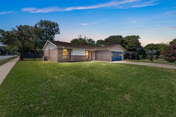 7401 Rhonda Court, Watauga, TX 76148