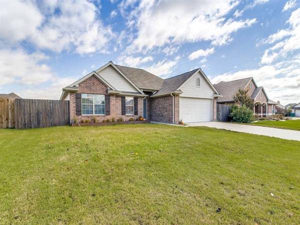 825 Greenview Court, Aubrey, TX 76227