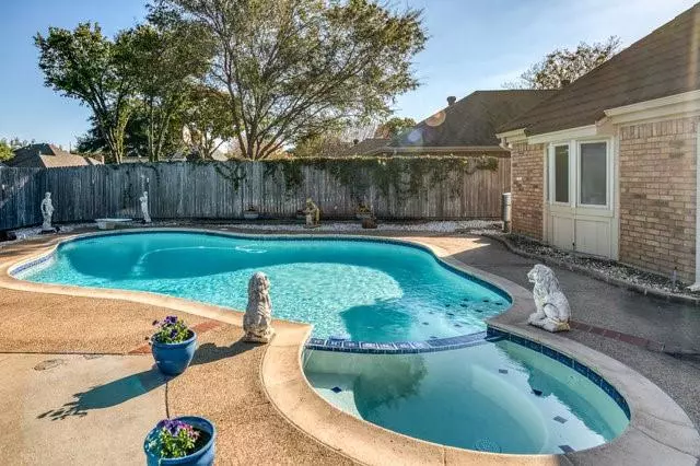 1736 Woodhill Court, Bedford, TX 76021