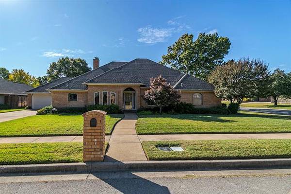 529 Highland Park Drive, Hurst, TX 76054