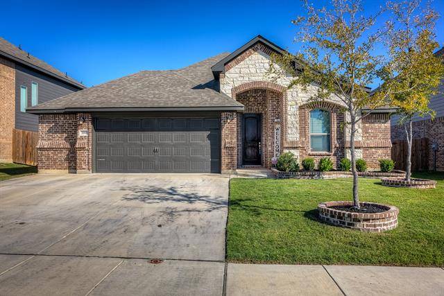 700 Ravenwood Drive, Saginaw, TX 76179