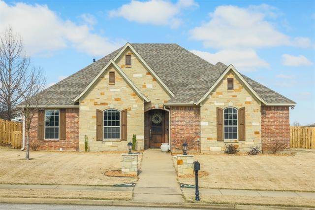 833 Abbey Road, Lindale, TX 75771