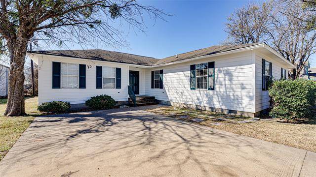 1605 S Oak Grove Road, Ennis, TX 75119