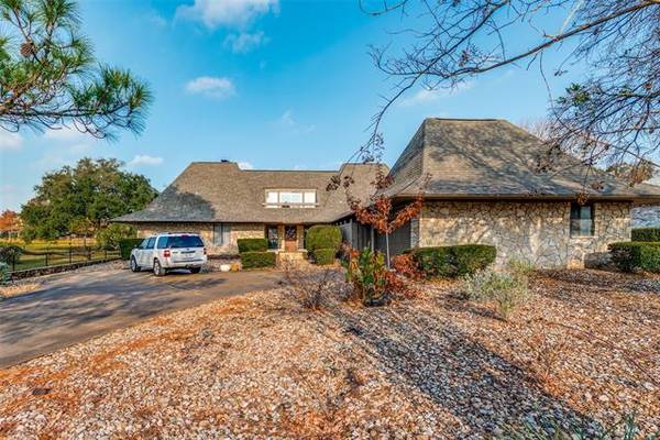 3920 Crescent Drive, Granbury, TX 76049