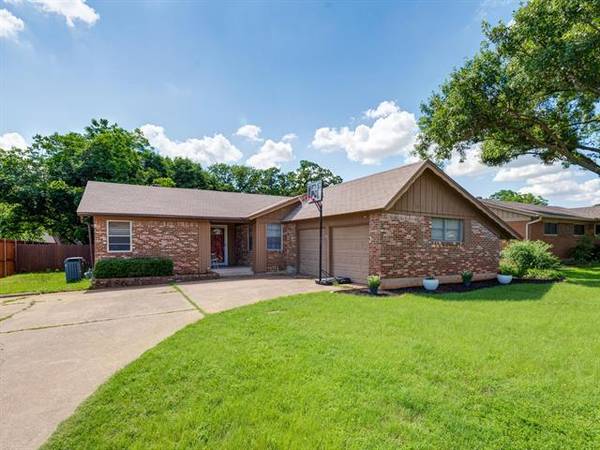 209 Fanning Drive, Hurst, TX 76053