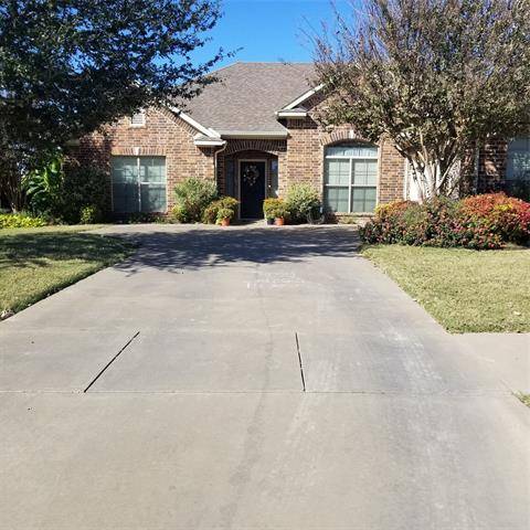 718 Woodcrest Drive, Ennis, TX 75119