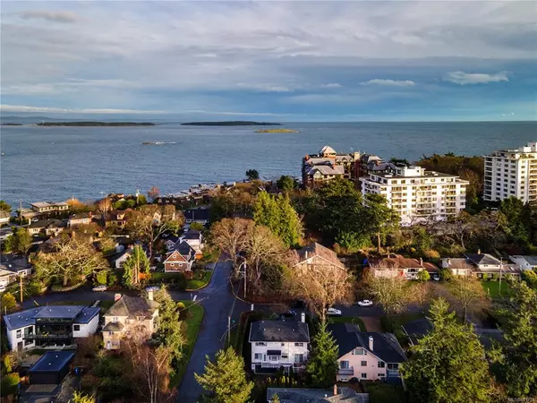 Oak Bay, BC V8S 5G3,924 Deal St