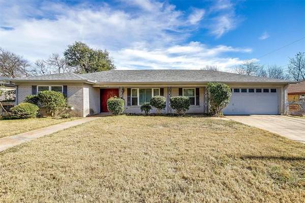 1805 W Cedar Elm Drive, Arlington, TX 76012