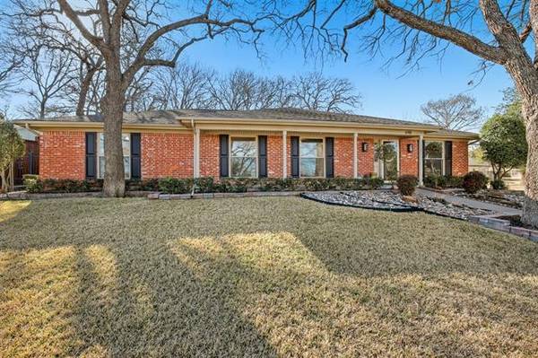 648 Springhill Court, Hurst, TX 76054