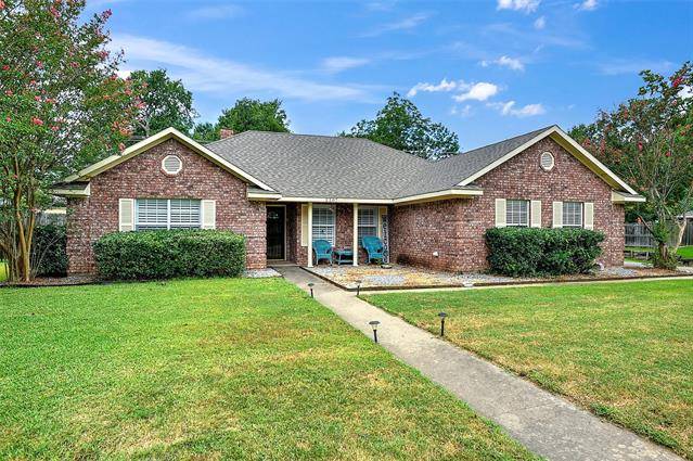 2207 Pecan Street, Bonham, TX 75418