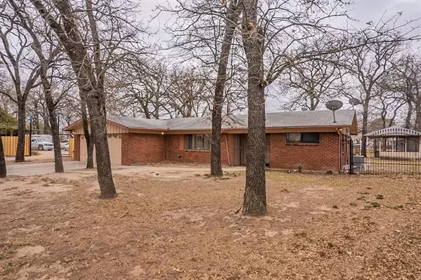 4304 Lindsay Lane, Haltom City, TX 76117