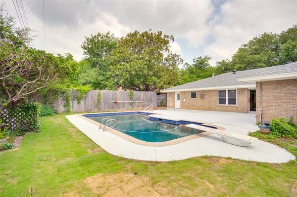 2400 W Lavender Lane, Arlington, TX 76013