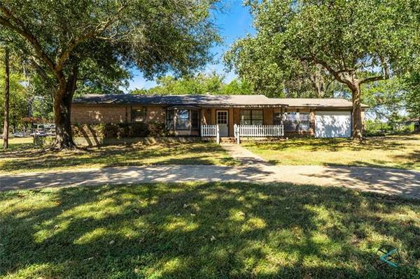 210 Lake Front Drive, Mabank, TX 75156