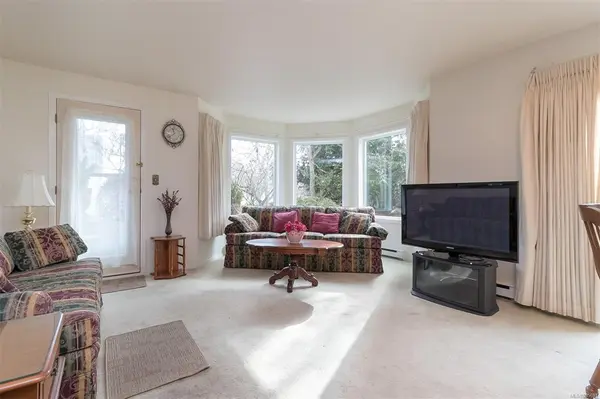 Oak Bay, BC V8S 4R3,1477 Yale St #104