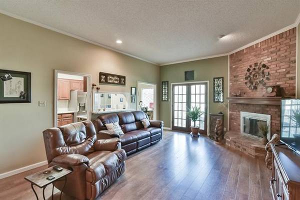 5859 Lake Point Drive, Arlington, TX 76016