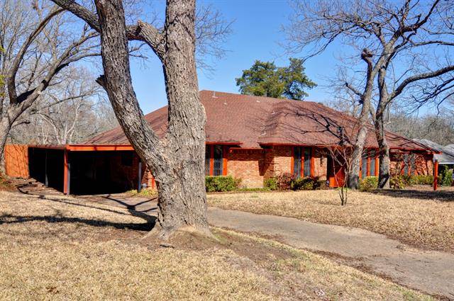 233 Creekwood Drive, Lancaster, TX 75146