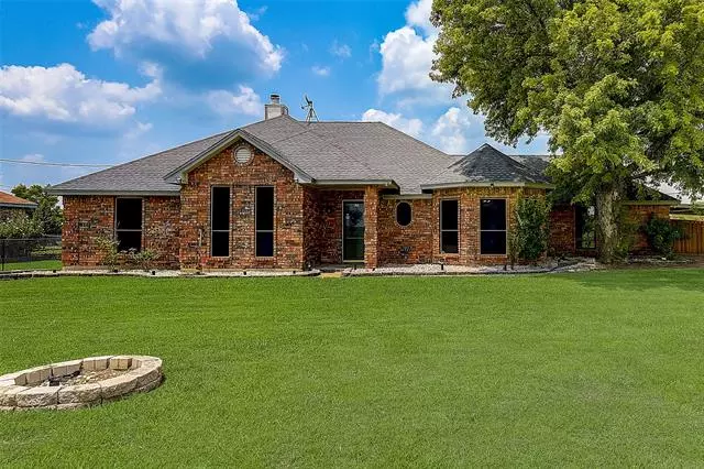 651 E Reindeer Road, Lancaster, TX 75146