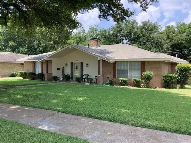 937 Sprucewood Drive, Lancaster, TX 75146